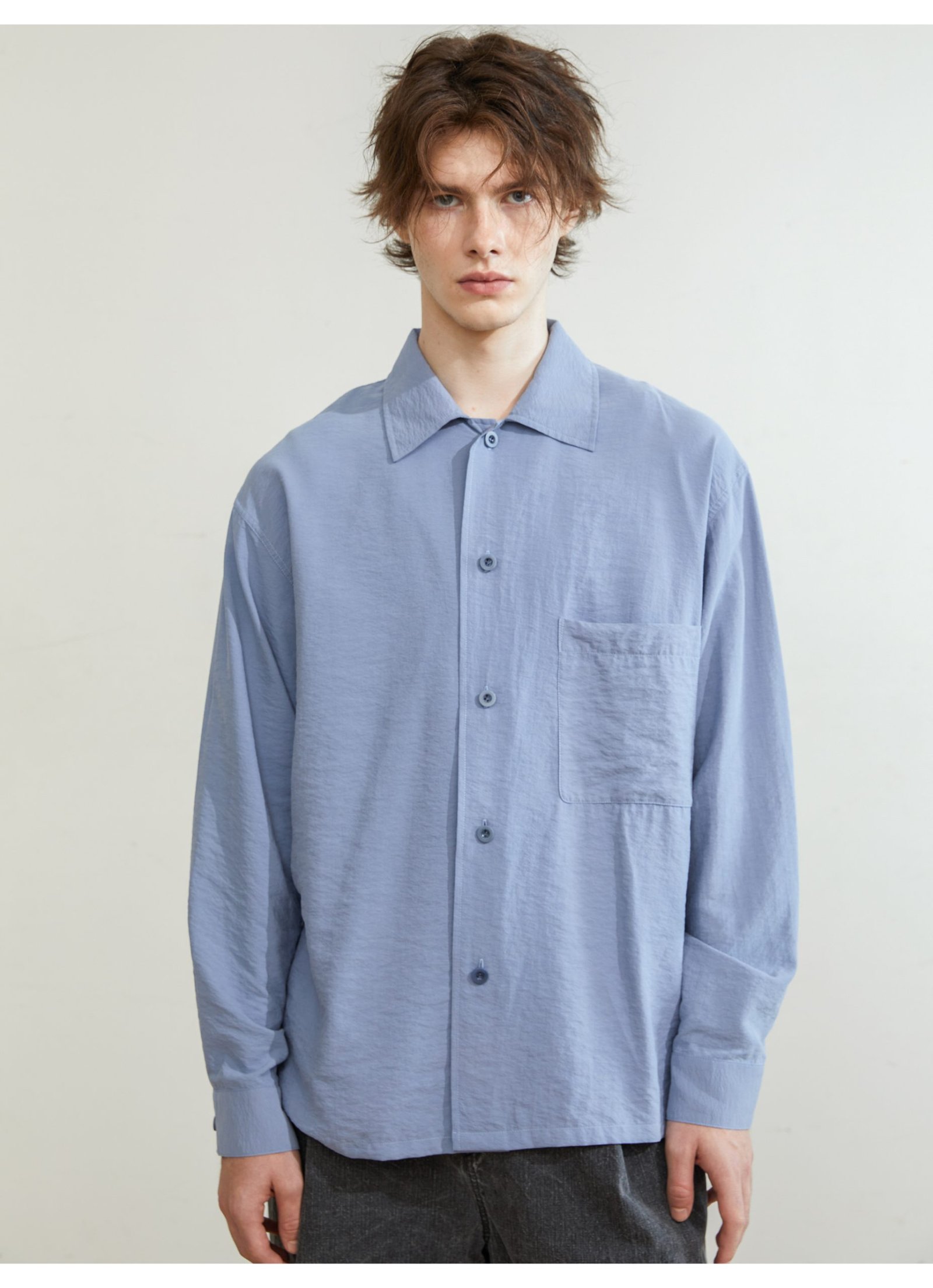 Blend pleated silk lake blue long sleeve shirt is simple and loose